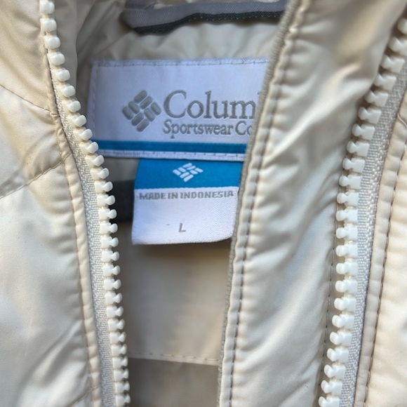 Cream colored Columbia puffer with fur hood also has removable hood - Picture 4 of 10